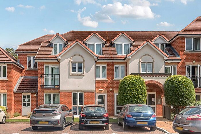 1 Bedroom Flat For Sale In Mead Court, Station Road, Addlestone, KT15