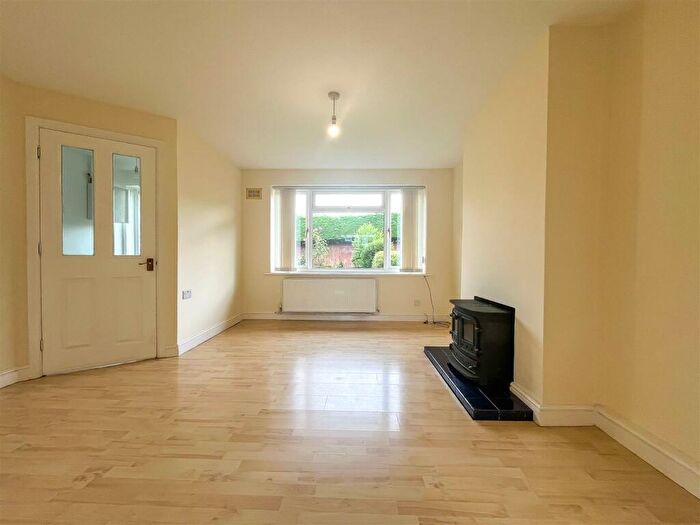 3 Bedroom Semi-Detached House For Sale In Wentworth Close, Daventry, NN11