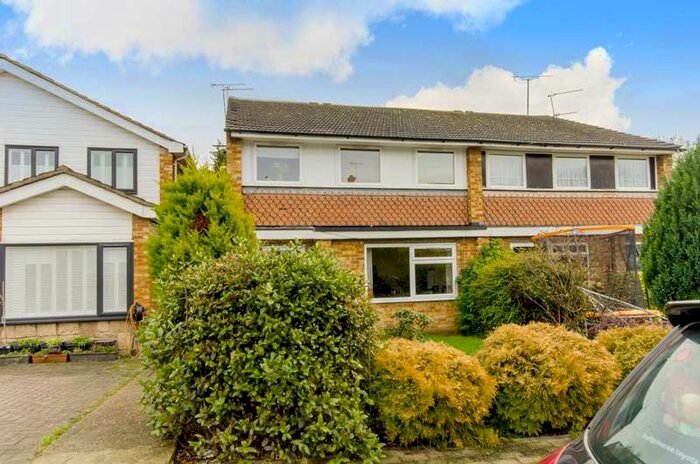 2 Bedroom Maisonette Flat To Rent In Howard Close, East Barnet, N11