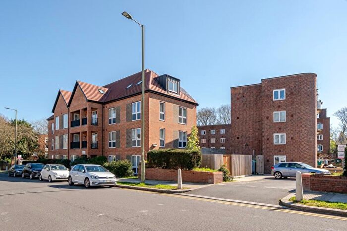 2 Bedroom Flat To Rent In Friern Barnet Lane, London, N20