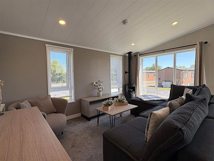 3 Bedroom Mobile/park Home For Sale In Oakwood Retreat Country Park, Back Road, Newton On Derwent, York, YO41