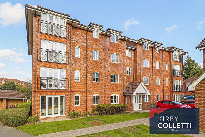 2 Bedroom Flat For Sale In Yukon Road, Turnford, EN10