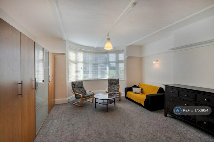 Studio To Rent In Somali Road, London, NW2
