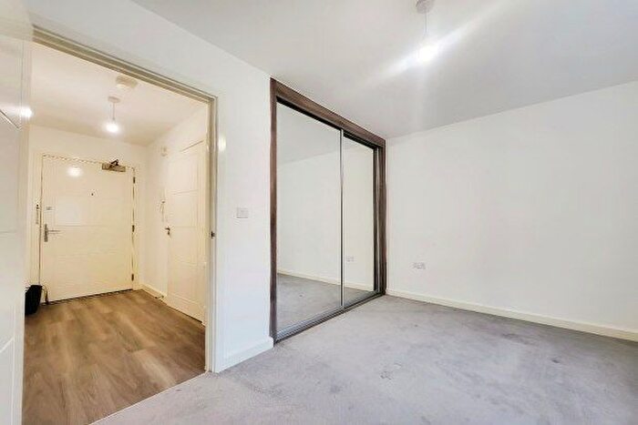 1 Bedroom Flat To Rent In Electric Close, Godalming, GU7