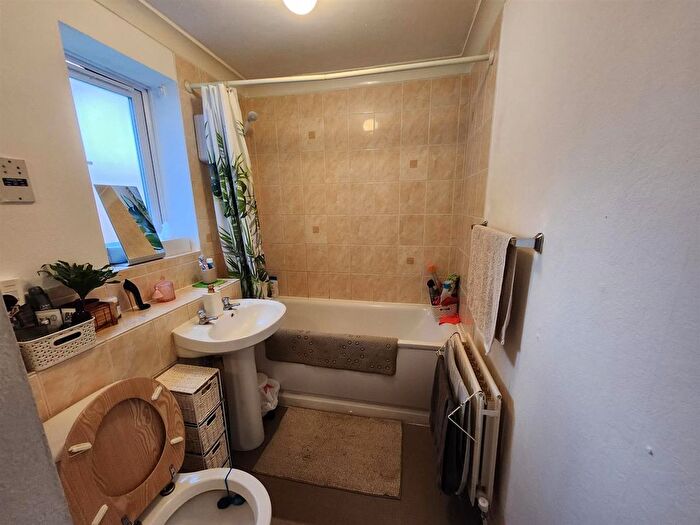 1 Bedroom Flat To Rent In Chingford Avenue, London, E4