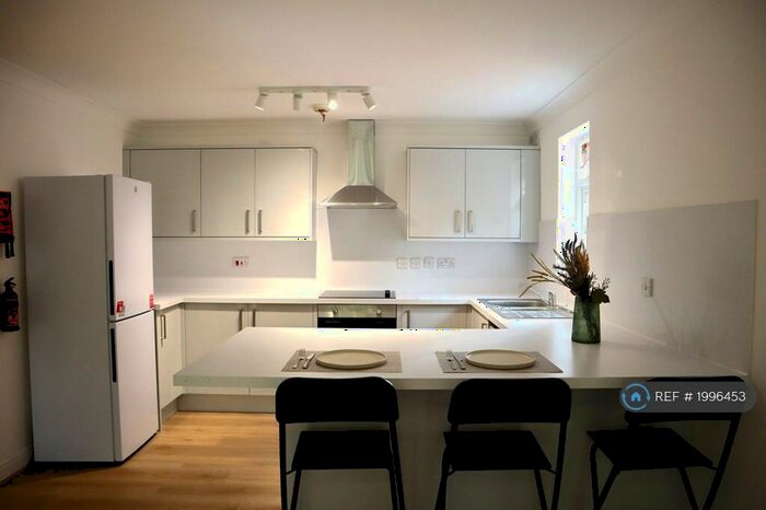 2 Bedroom Flat To Rent In Hadfield Close, Manchester, M14