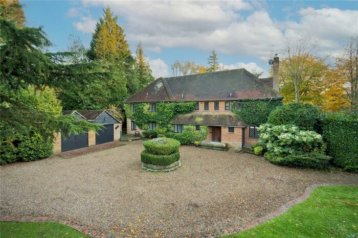Detached House To Rent In Brooks Close, Weybridge, Surrey, KT13