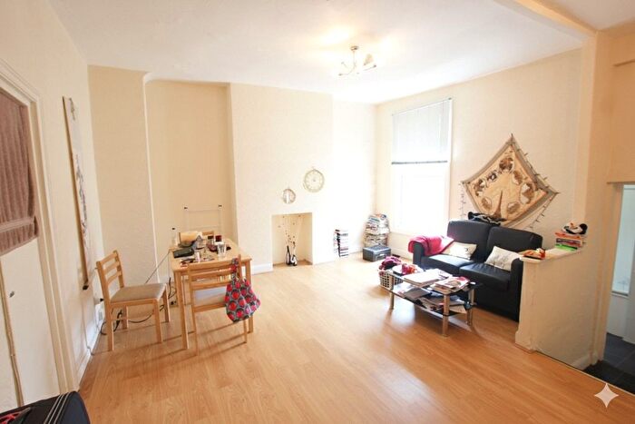 2 Bedroom Flat To Rent In Crouch Hill, Hornsey, London, N4