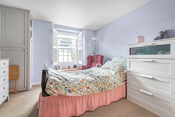 1 Bedroom Flat For Sale In Den Crescent, Teignmouth, TQ14