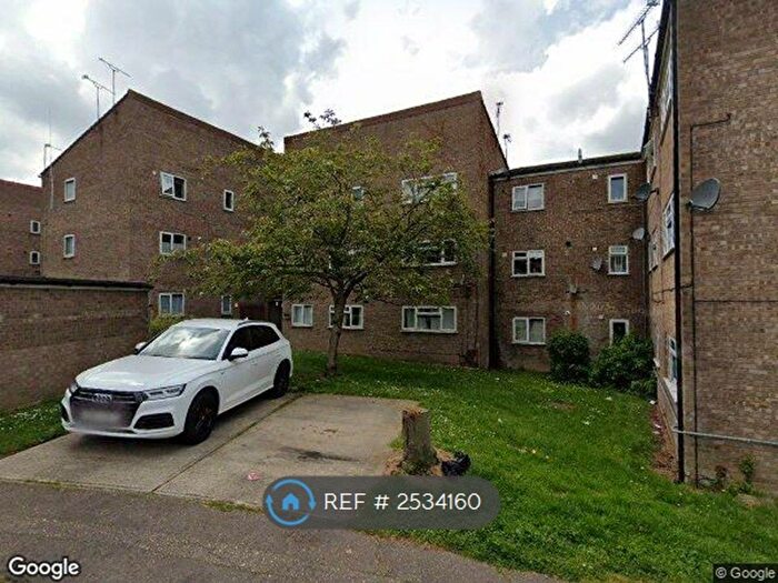 2 Bedroom Flat To Rent In Wayletts, Basildon, SS16