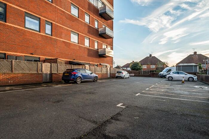 1 Bedroom Flat For Sale In Brickfield Court, Slough, SL1