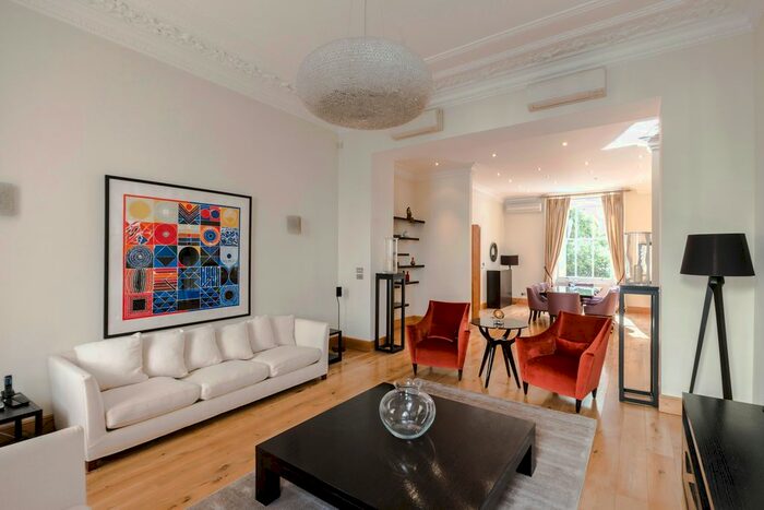 3 Bedroom Flat To Rent In Eaton Place, London, SW1X
