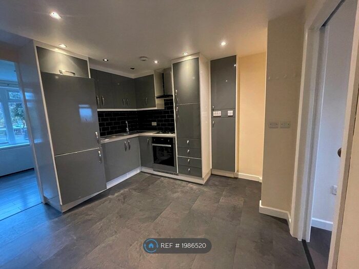 3 Bedroom Maisonette To Rent In Tetbury Court, Reading, RG1