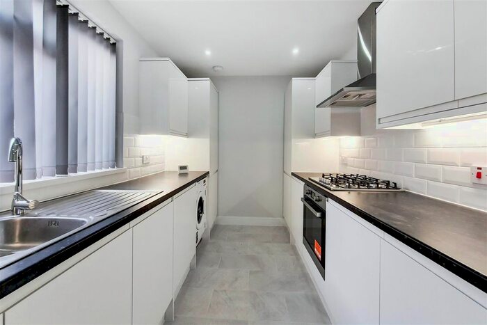 2 Bedroom Flat To Rent In Upper Richmond Road West, London, SW14