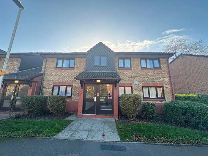 2 Bedroom Flat To Rent In Waterside Close, Barking, London, IG11