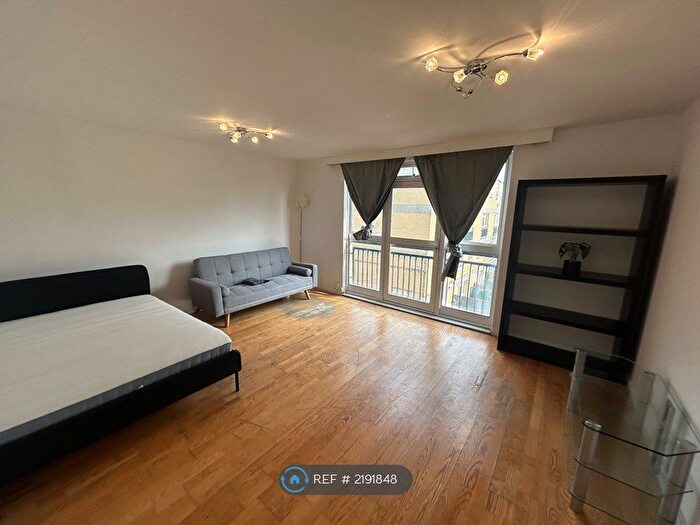 3 Bedroom Flat To Rent In Darfield, London, NW1