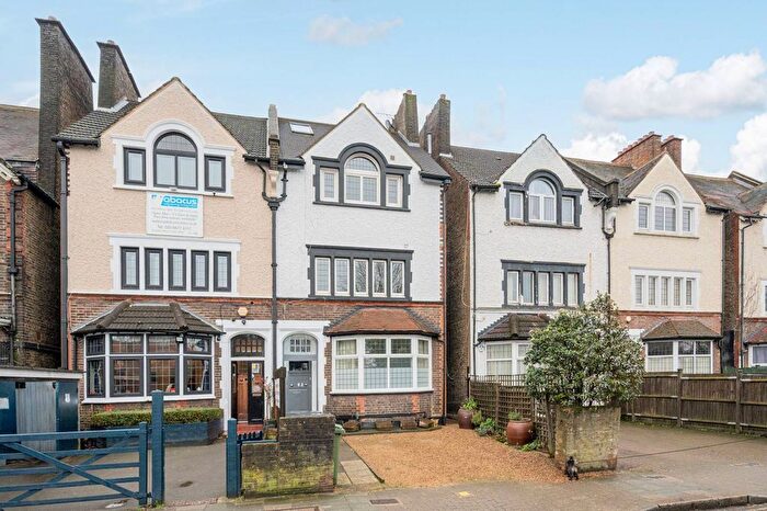 3 Bedroom Flat To Rent In Drewstead Road, Streatham Hill, London, SW16