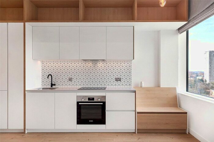 1 Bedroom Flat To Rent In Great West Road, Kew Bridge, TW8