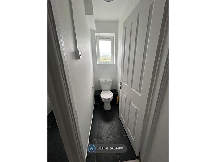 3 Bedroom Flat To Rent In Elgar House, London, N8