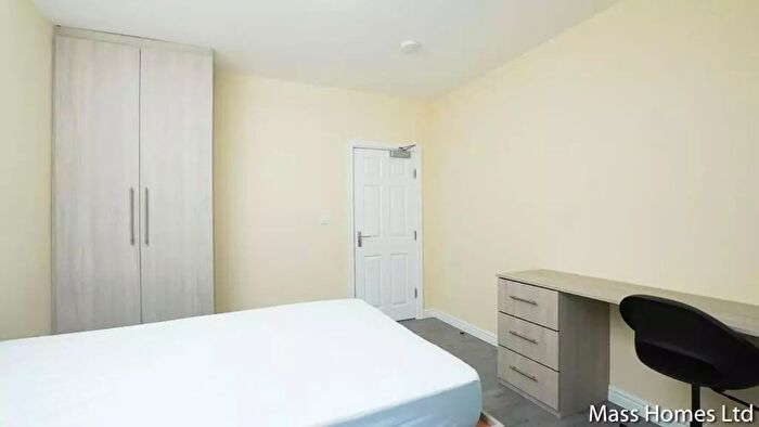 5 Bedroom Semi-Detached House To Rent In Parrs Wood Road, Manchester, M20