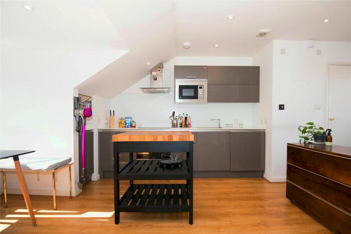 Studio To Rent In Battersea Park Road, London, SW11