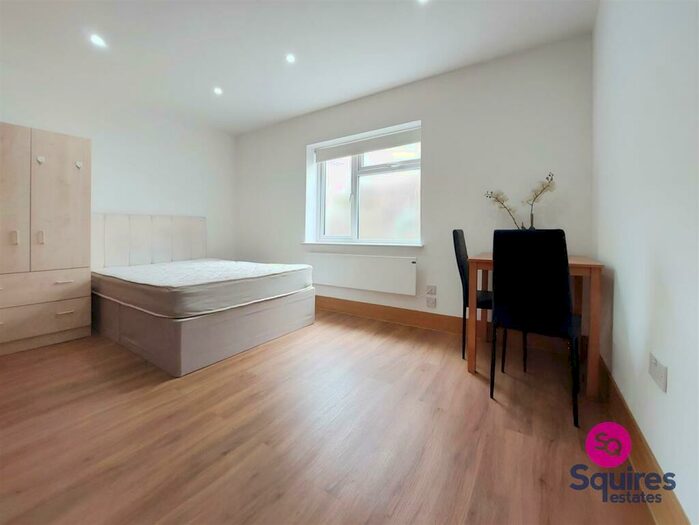 Flat To Rent In Sunny Place, Hendon, NW4