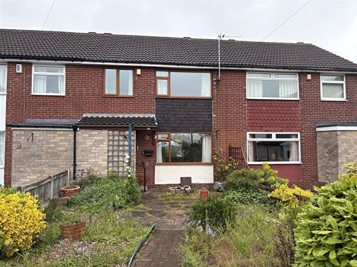 3 Bedroom Town House For Sale In Brentwood Close, Soothill, Batley, WF17