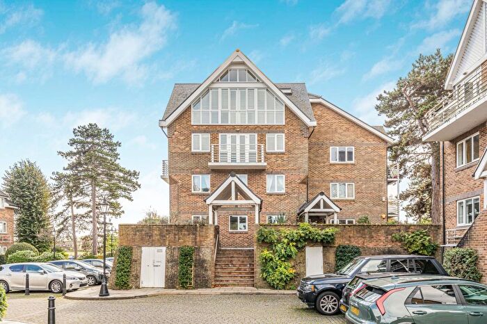 2 Bedroom Flat For Sale In Thames Close, Hampton, Middlesex, TW12