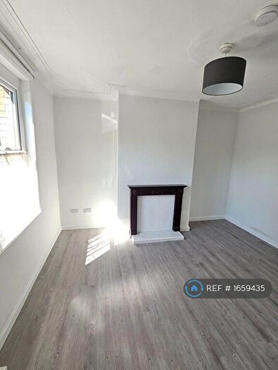 2 Bedroom End Of Terrace House To Rent In Recreation Place, Leeds, LS11