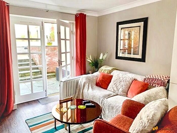 1 Bedroom Flat For Sale In Royles Square, Alderley Edge, SK9