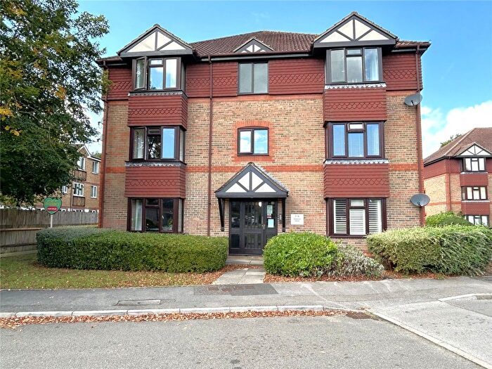 2 Bedroom Flat For Sale In Chestnut Close, Fleet, Hampshire, GU51
