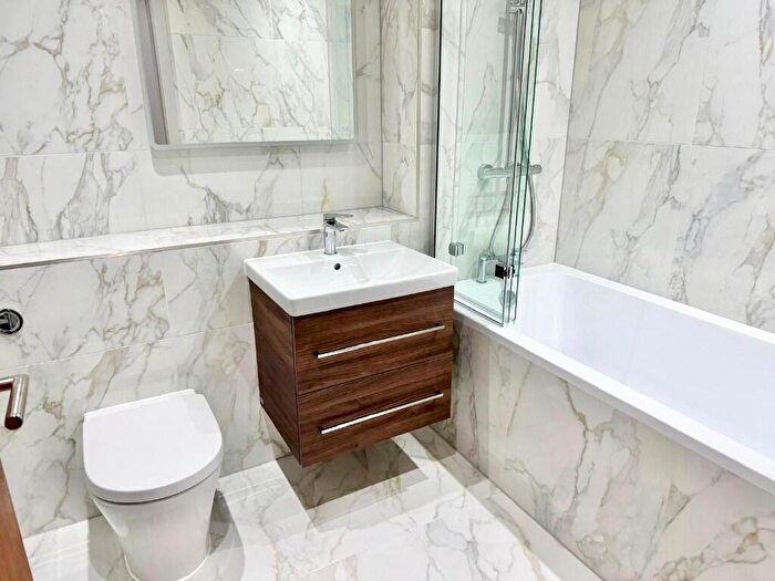 2 Bedroom Apartment To Rent In Pool Road, Leeds, West Yorkshire, LS21