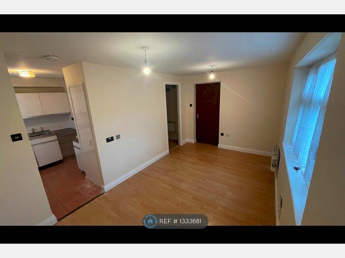 Studio To Rent In Circuit Close, Willenhall, WV13