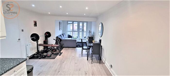 1 Bedroom Flat To Rent In Coniston Close, London, SW20
