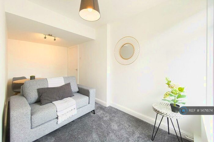 1 Bedroom Flat To Rent In Stamford Arcade, Ashton-Under-Lyne, OL6