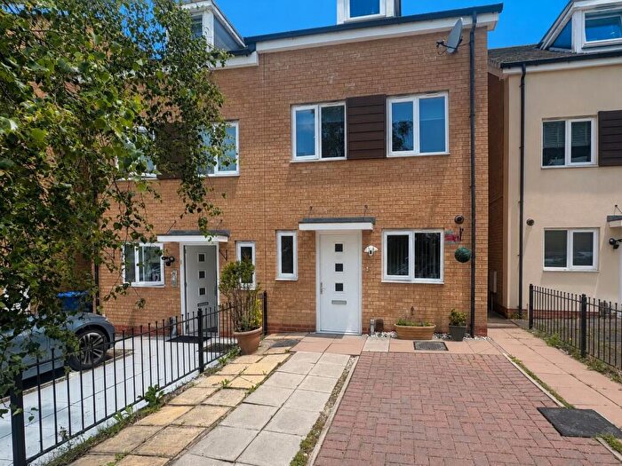 3 Bedroom Semi-Detached House To Rent In Bradfield Way, Dudley, DY1