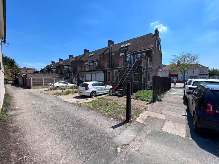 2 Bedroom Maisonette To Rent In New North Road, Ilford, Essex, IG6