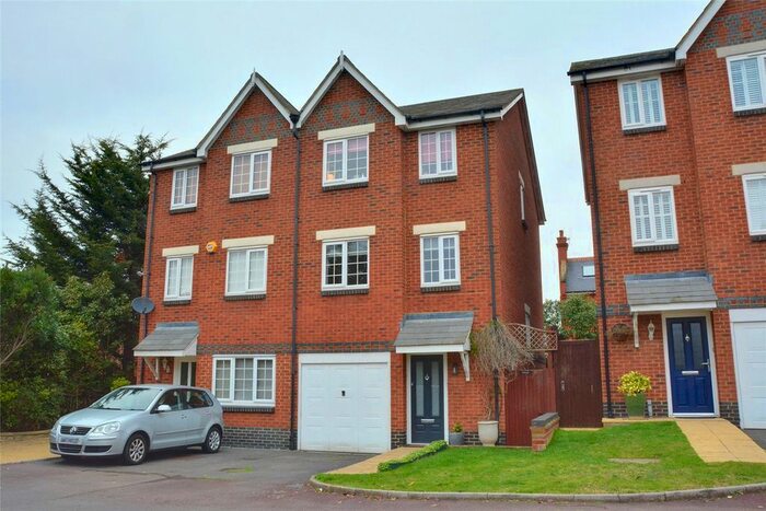 3 Bedroom Property To Rent In Cairns Mews, London SE18