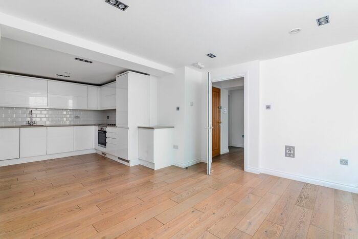 2 Bedroom Flat To Rent In Hanover Place, London, WC2E