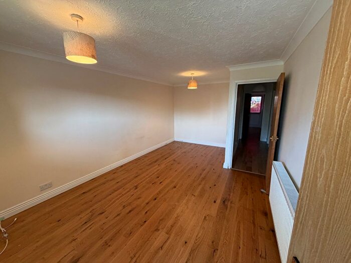 2 Bedroom Flat To Rent In Angles Road, London, SW16