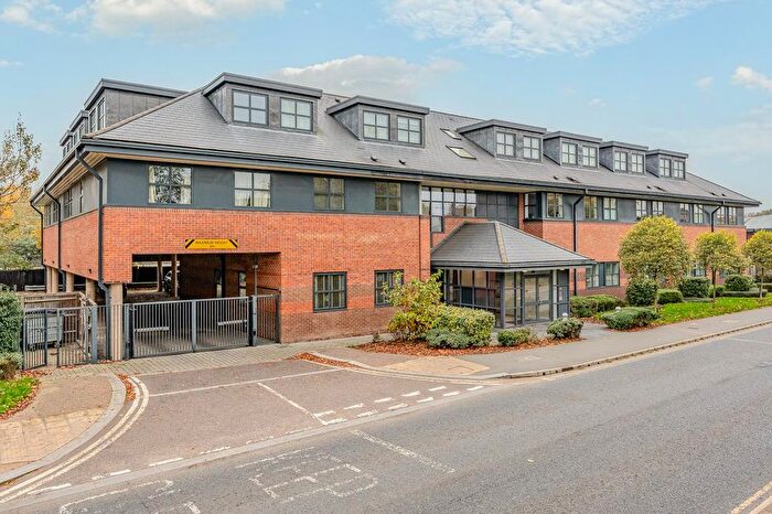 2 Bedroom Flat For Sale In Great North Road, Hatfield, AL9