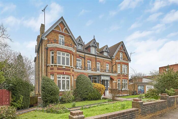 2 Bedroom Flat For Sale In Park Hill Road, BR2