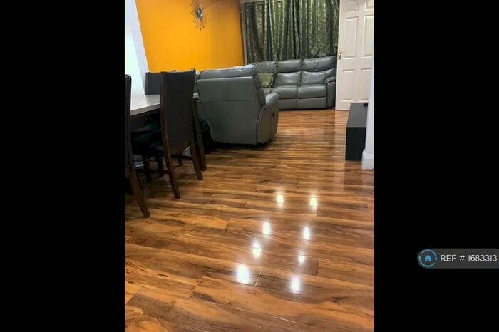 2 Bedroom Semi-Detached House To Rent In Oatlands Drive, Slough, SL1