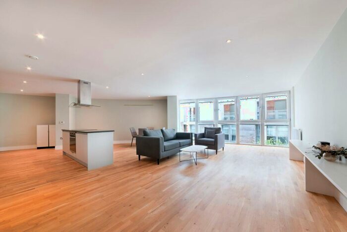 2 Bedroom Apartment To Rent In Trinity Tower, Quadrant Walk, Canary Wharf, E14
