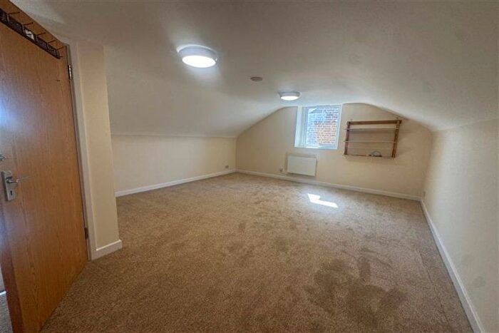 2 Bedroom Flat To Rent In Benhill Avenue, Sutton, SM1