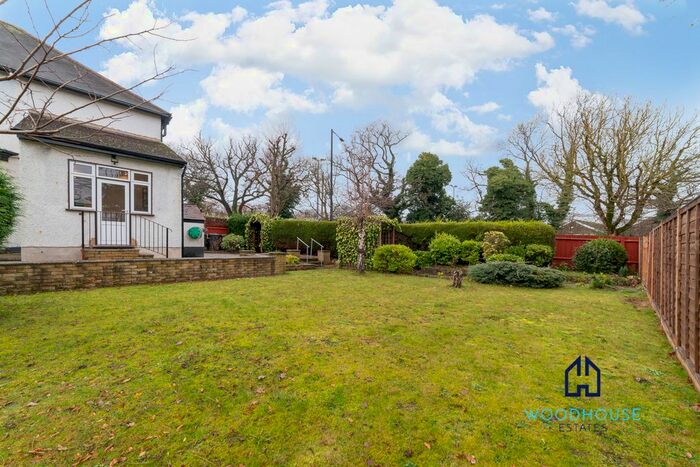 3 Bedroom Semi-Detached House To Rent In De Bohun Avenue, London, N14