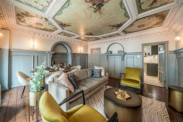 4 Bedroom Flat To Rent In St. Martin's Lane, London, WC2N