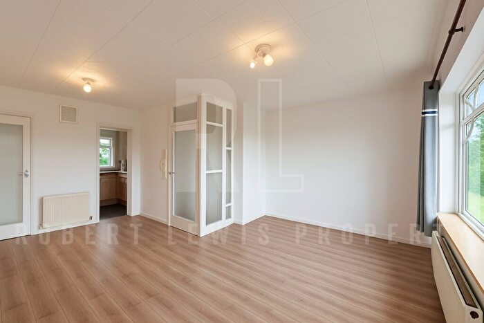 2 Bedroom Flat To Rent In Temple Close, London, N3
