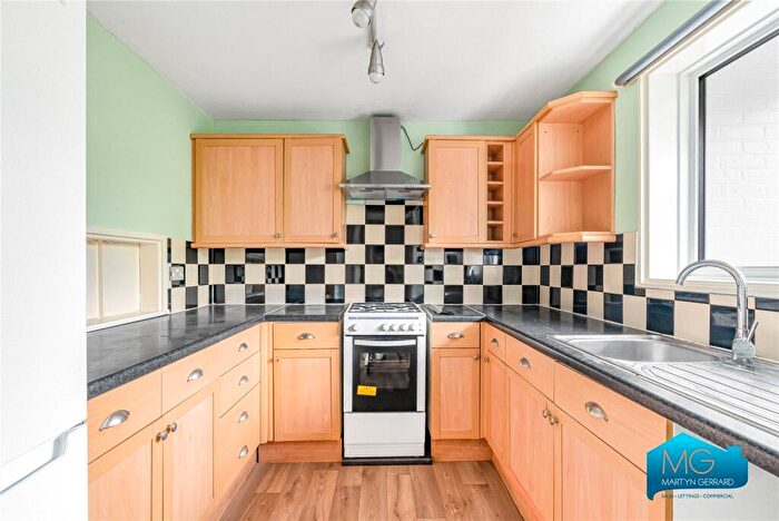 2 Bedroom Maisonette To Rent In Old Farm Road, East Finchley, London, N2
