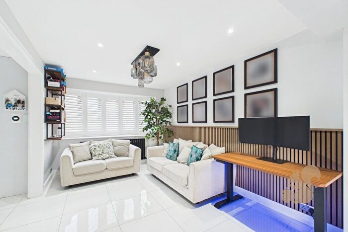 3 Bedroom Semi-Detached House For Sale In David Avenue, Wickford, SS11